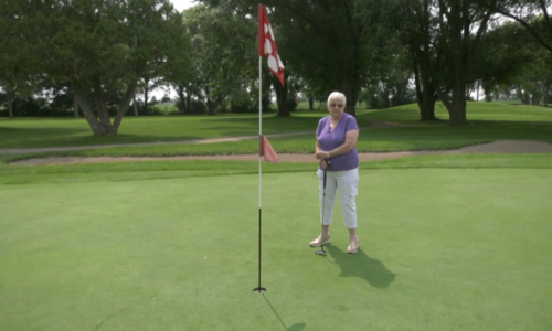 Neuvěřitelná trefa: 92letá golfistka zahrála hole-in-one. Unikátní počin zapila whiskou