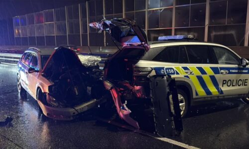 Řidič v Praze naboural policisty, byl opilý. Řešili jinou nehodu, skončili v nemocnici