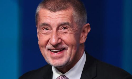 Prší, děkujeme Jezulátku! raduje se Babiš ve videu. Vláda chystá speciální zákon