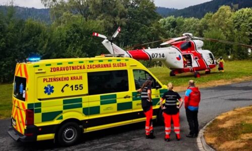 Drama na Šumavě: Na čtyřletého chlapce spadla těžká kovová brána. Zasahoval vrtulník