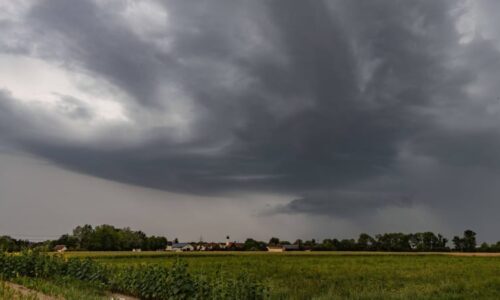 Česko sužují další silné bouřky: Objevily se i supercely. Meteorologové varují před lijáky
