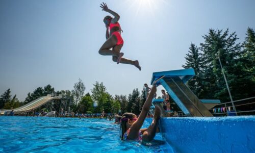 Po mrazivé noci přijde dvojitá otočka. Česko znovu sevřou tropy, brzy udeří bouřky i lijáky