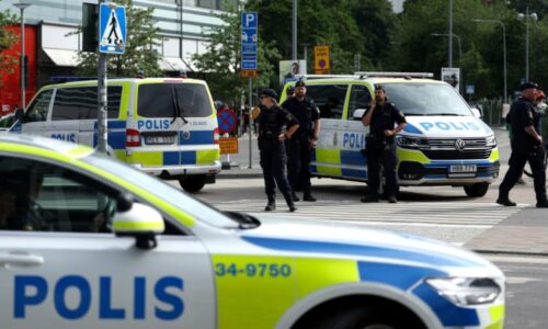 Útočník s mečem ve Švédsku na střední škole zranil několik lidí. Policie agresora postřelila