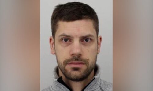 Poplach na Karlovarsku: Muž vážně zranil svou blízkou a utekl. V akci jsou desítky policistů