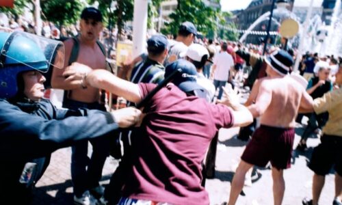 Fotbalového fanouška ukopali a umlátili k smrti. Brutální útok v Polsku zachytily kamery