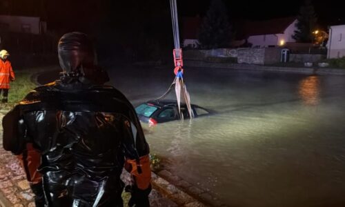 Řidička ve Svojeticích sjela do nádrže. S další ženou vyplavala, vůz vyprošťovali hasiči