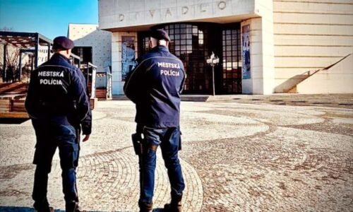 Na lavičke v centre Nitry spal obnažený muž, policajtov vyzval do bitky