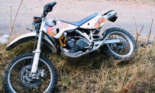 Dvaja maloletí havarovali na motocykli pri Krupine. Jeden z nich nemal prilbu, ťažko sa zranil